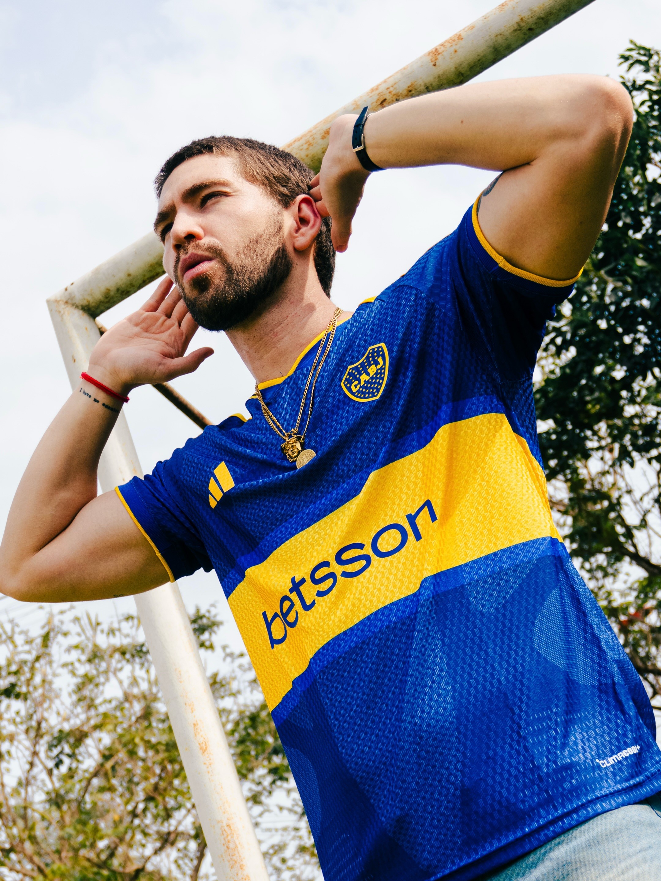 Fotografía de la producción de camisetas de Boca para Alcorta y Anfield, toma 2