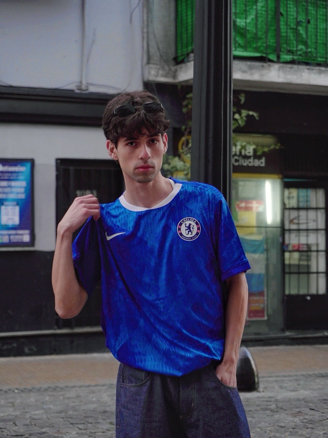 Retrato urbano con camiseta azul del Chelsea, publicado por Alcorta&Anfield