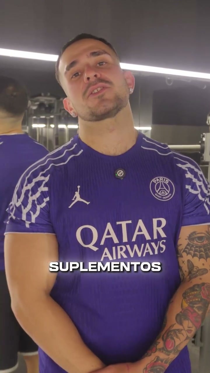 Leandro Favier con camiseta del PSG habla sobre suplementos en Plug Imports