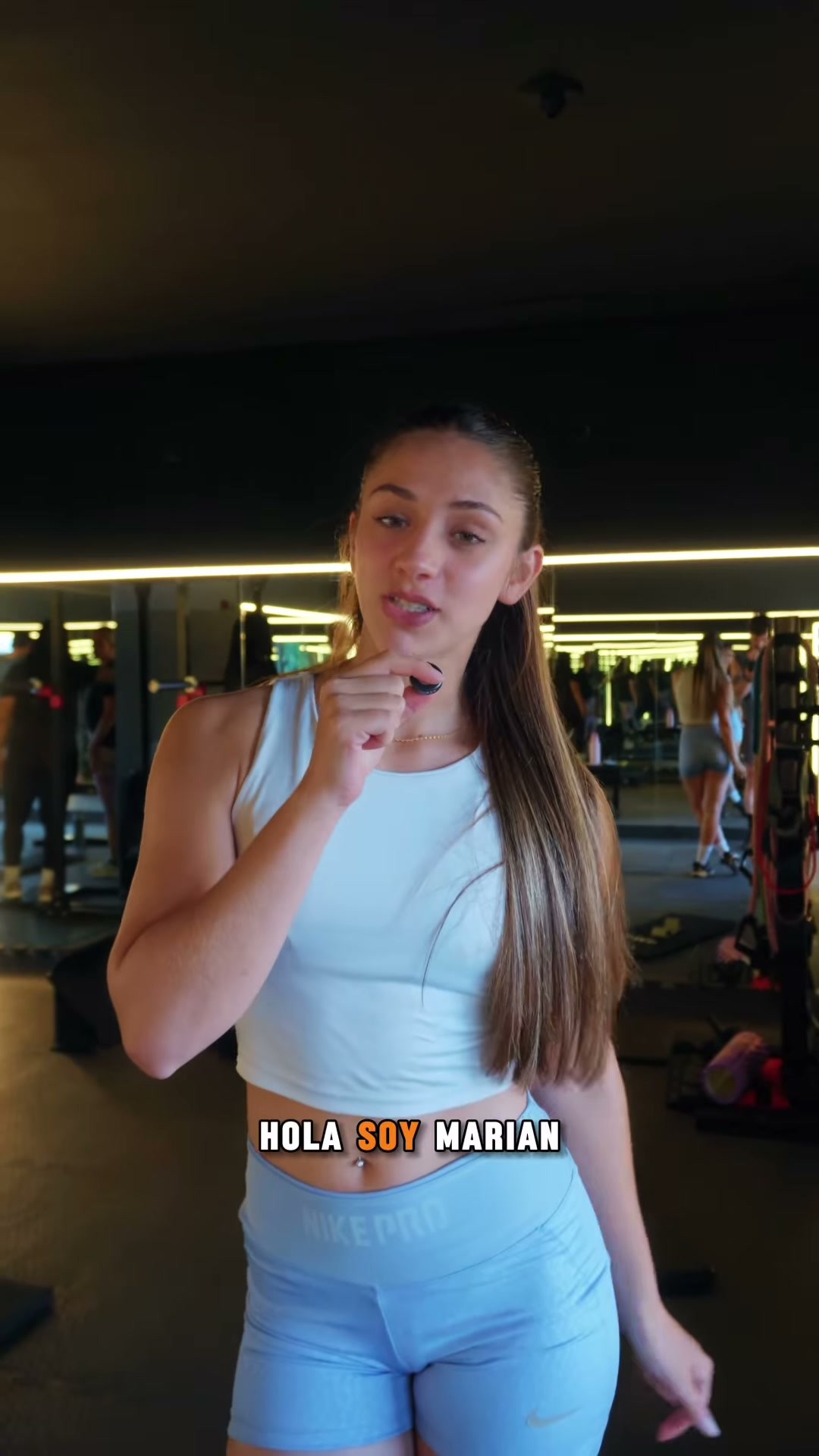 Marian con top claro y shorts celestes, portada del reel publicado por Balance Fitness